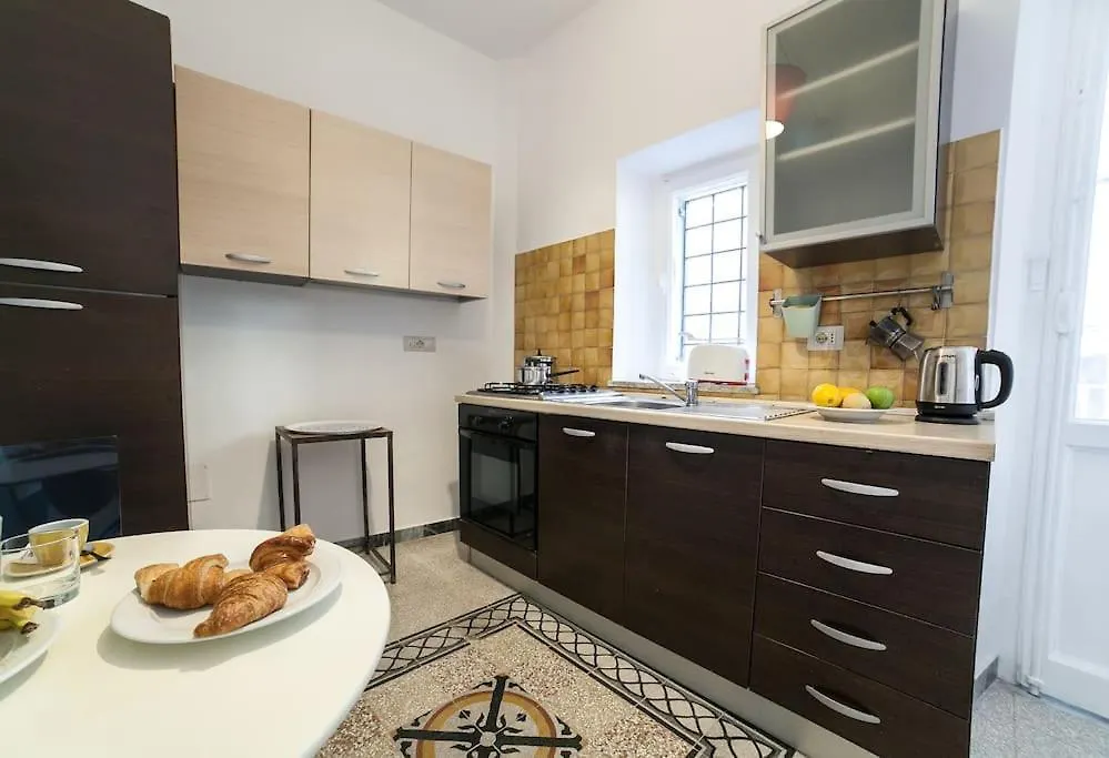 Monti 3 Bedroom Apartment Colisseum Roma Italia